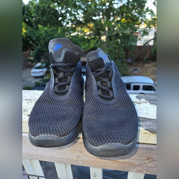 Nike Black and Blue Athletic Shoes with Air Max Cushioning - Picture 6 of 11